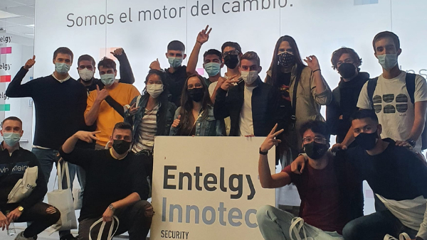 Alumnos de la Universidad Rey Juan Carlos de Madrid visitan las oficinas de Entelgy Innotec Security